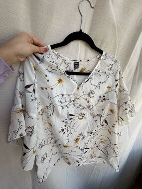 SHEIN Floral V-Neck Short Sleeve Top in White